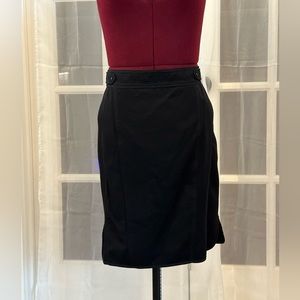 White House Black market straight kneelength skirt. Size 6.